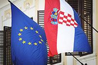 Kroatische und europäische Flaggen